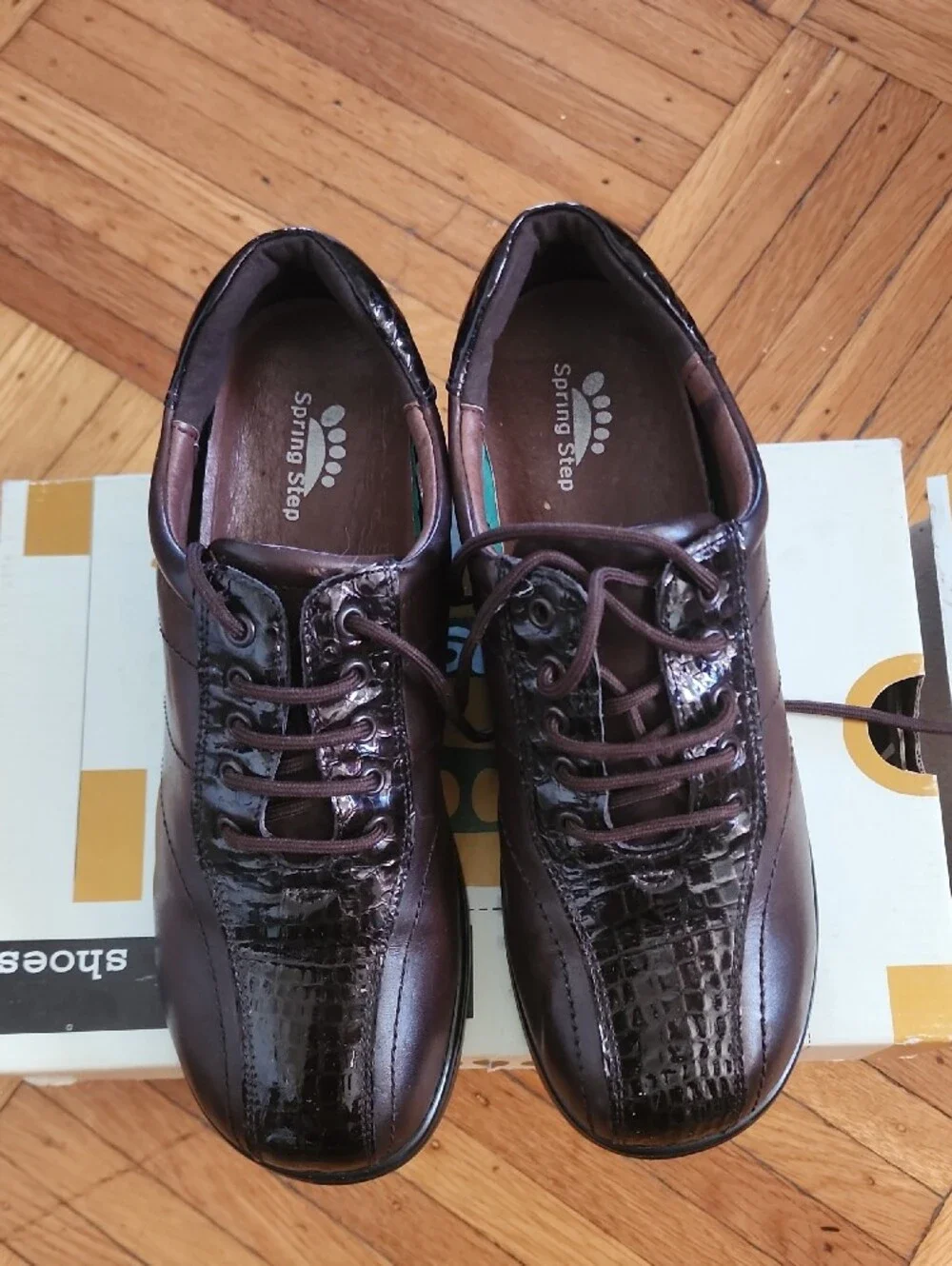 Spring Step Kid’s Dark Brown Lace-Up Oxford with Croc Texture. Like New